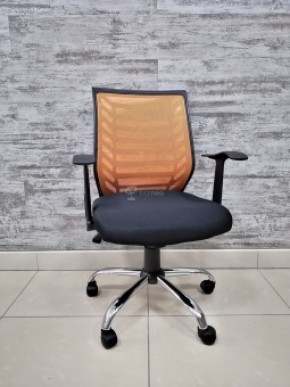 Кресло Barneo K-138 для персонала (черная ткань оранжевая сетка) в Качканаре - kachkanar.mebel-74.com | фото
